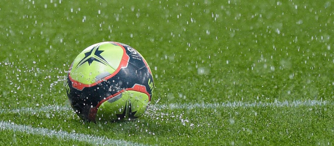 Pluie et traçage : comment garantir une tenue optimale ?